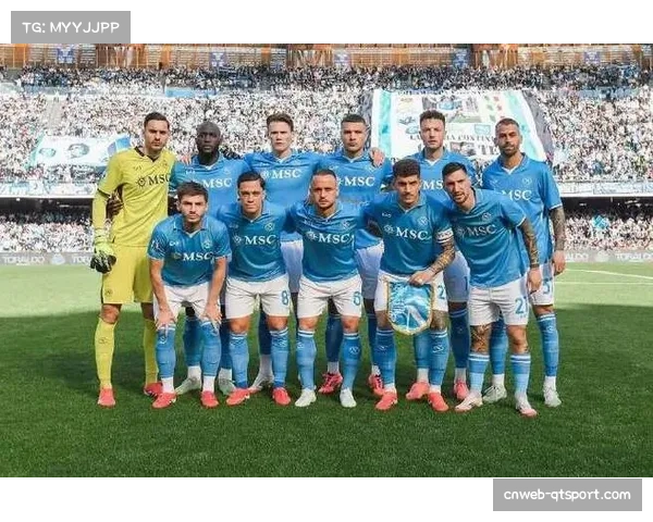 场边花絮：那不勒斯球迷在客场看台打出巨幅TIFO致敬马拉多纳